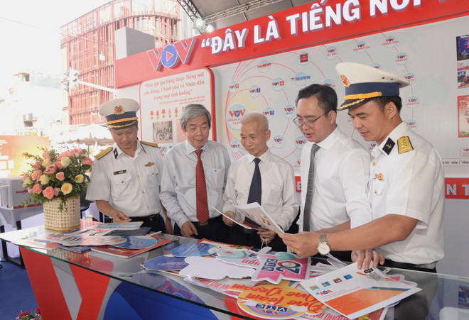 Khách tham quan, trải nghiệm tại gian trưng bày của Đài Tiếng nói Việt Nam (VOV). (Ảnh: Thu Hương/TTXVN) ttxvn_hoi bao toan quoc.jpg
