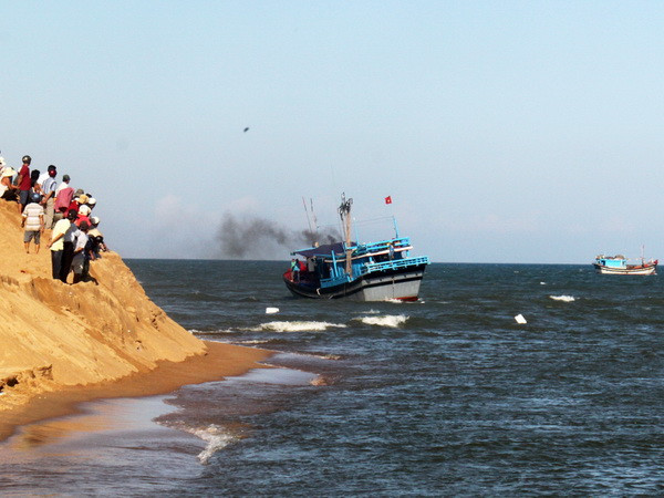 Khơi thông cửa biển Đà Diễn, ngư dân khẩn trương ra khơi ảnh 1