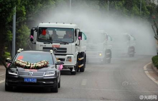 Chú rể bị chỉ trích dữ dội vì dùng xe chở nước để rước dâu ảnh 2