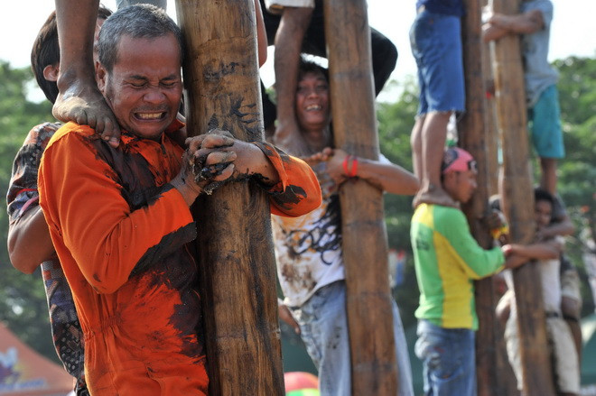 [Photo] Độc đáo trò chơi dân gian leo cột mỡ tại Indonesia ảnh 2