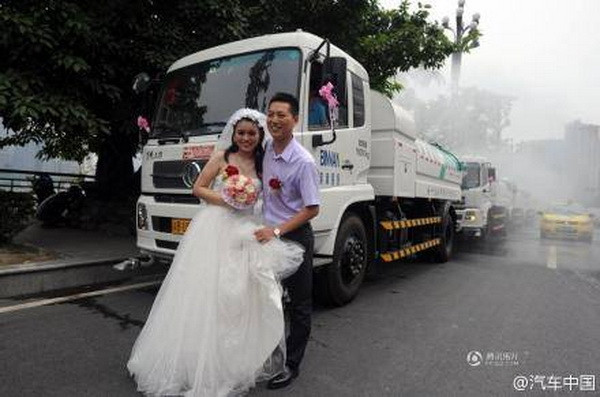 Chú rể bị chỉ trích dữ dội vì dùng xe chở nước để rước dâu ảnh 1