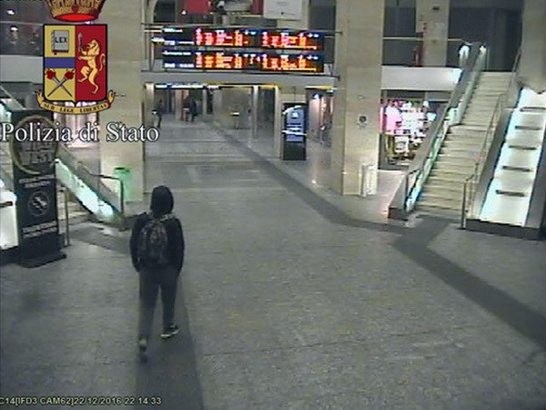 Nghi phạm Anis Amri (trái) tại nhà ga trung tâm thành phố Milan, Italy rạng sáng 23/12. (Nguồn: EPA/TTXVN) Phát hiện quan trọng về thủ phạm vụ tấn công xe tải tại Berlin ảnh 1