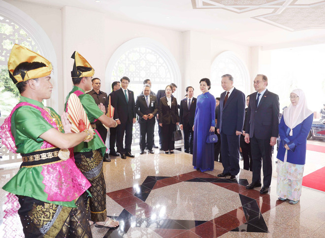 Tổng Bí thư Tô Lâm và Phu nhân với Thủ tướng Malaysia và Phu nhân đến tham dự tiệc chiêu đãi. (Ảnh: Thống Nhất/TTXVN) TTXVN_2111 Tong Bi thu Viet Nam Malaysia 2.jpg