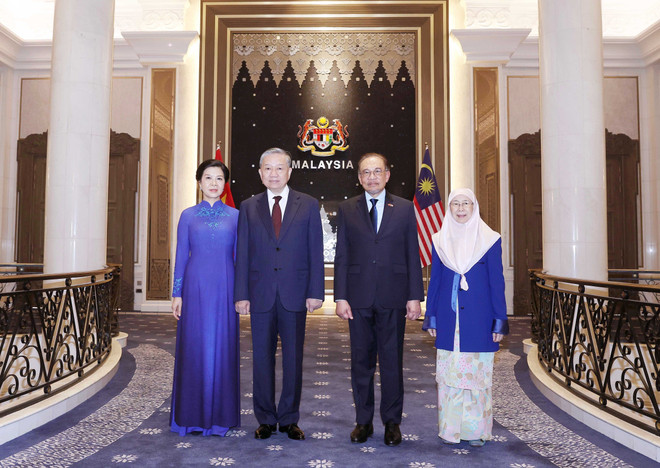 Tổng Bí thư Tô Lâm và Phu nhân với Thủ tướng Malaysia và Phu nhân. (Ảnh: Thống Nhất/TTXVN) TTXVN_2111 Tong Bi thu Viet Nam Malaysia 1.jpg