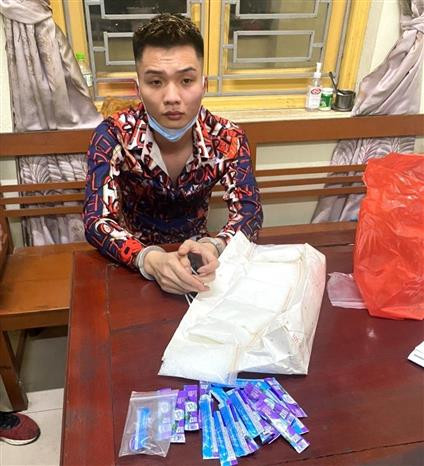 Đối tượng Trương Mạnh Hùng tại cơ quan điều tra. (Ảnh: Đinh Văn Nhiều/TTXVN) Cảnh báo loại ma túy "nước vui" có thể hòa tan trong nước giải khát ảnh 2