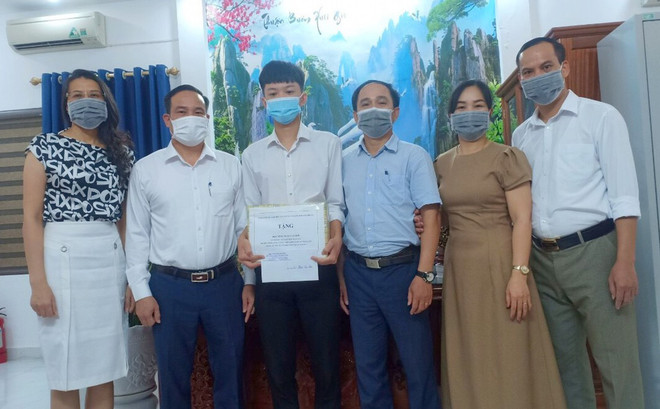 Lãnh đạo Sở Giáo dục và Đào tạo Hải Phòng chúc mừng Trần Cao Sơn đạt kết quả xuất sắc trong kỳ thi tốt nghiệp Trung học phổ thông 2021. (Ảnh: TTXVN phát) Nam sinh Hải Phòng là thủ khoa khối A nhờ tinh thần tự học ảnh 1