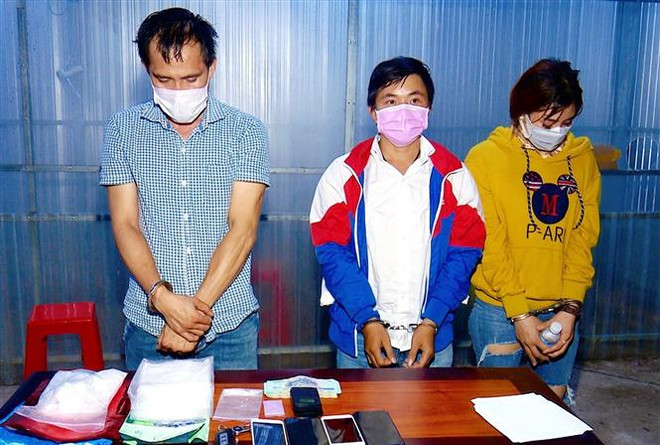 Bắt 3 đối tượng lợi dụng xe luồng xanh để mua bán trái phép ma túy ảnh 1