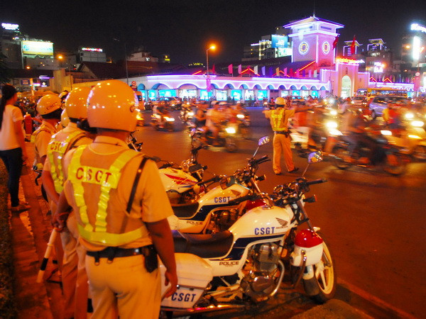 Cảnh sát TP.HCM ra quân chốt chặn, tuần tra phòng chống tội phạm ảnh 1
