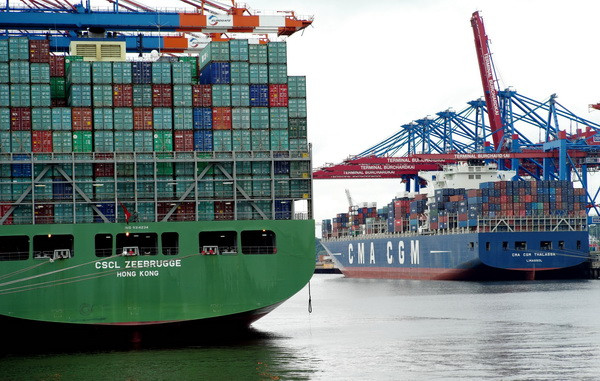 Tàu chở container bỏ neo tại cảng ở Hamburg, thành phố phía bắc Đức. Ảnh minh họa. (Nguồn: AFP/TTXVN) Chỉ số niềm tin kinh doanh ở Đức tăng cao trong tháng 1 ảnh 1