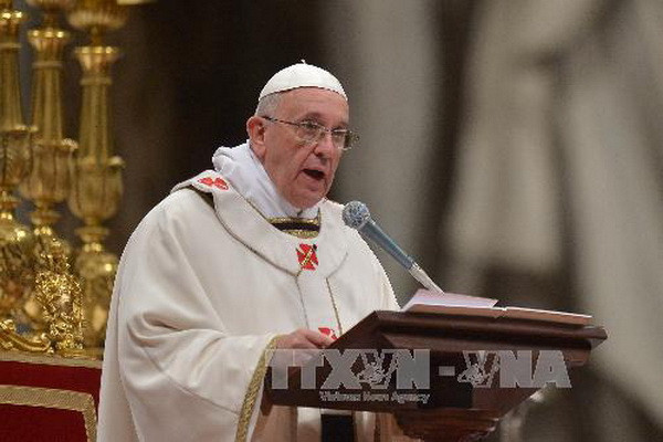 Giáo hoàng Francis trong lễ mừng Giáng sinh tại Tòa Thánh Vatican. (Nguồn: AFP/TTXVN) Giáo hoàng Francis I cũng là một "ngôi sao" trên Internet ảnh 1