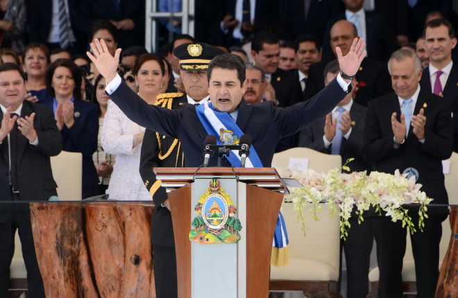 Tân Tổng thống Orlando Hernandez (giữa) tại lễ tuyên thệ nhậm chức. (Nguồn: AFP/TTXVN) Tân Tổng thống Honduras quyết dẹp tội phạm, tham nhũng ảnh 1