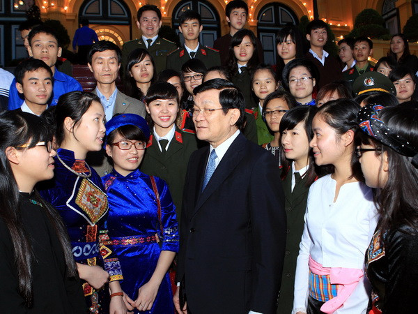 Chủ tịch nước gặp mặt học sinh giỏi dân tộc thiểu số ảnh 1