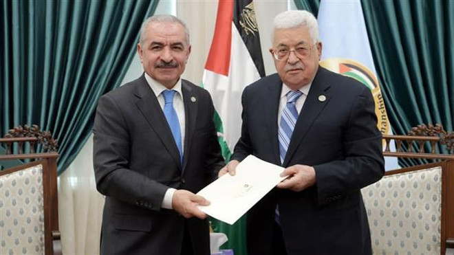 Tổng thống Palestine Mahmud Abbas (phải) trao quyết định bổ nhiệm Thủ tướng cho ông Mohammed Shtayyeh ngày 10/3/2019. (Ảnh: REUTERS/TTXVN) Thách thức chưa từng có đón đợi chính phủ mới của Palestine ảnh 1