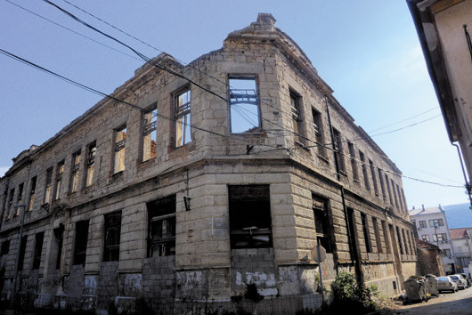 Mostar - Nước xanh chảy mãi dưới chân cầu ảnh 3