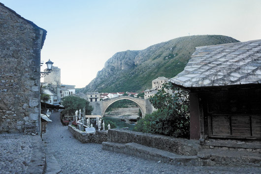 Mostar - Nước xanh chảy mãi dưới chân cầu ảnh 2