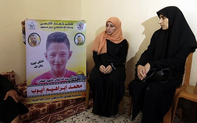Mẹ của Mohammed Ayoub bên bức ảnh con mình. (Nguồn: timesofisrael.com) Dư luận quốc tế lên án vụ giết hại một thiếu niên tại Dải Gaza ảnh 1