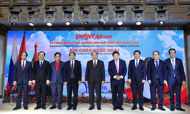 Chủ tịch nước Nguyễn Xuân Phúc và các đại biểu tại Lễ công bố mở đường bay thẳng Hà Nội-Moskva của VietjetAir. (Ảnh: Thống Nhất/TTXVN) Vietjet công bố các đường bay thẳng đến Nga từ giữa năm 2022 ảnh 1