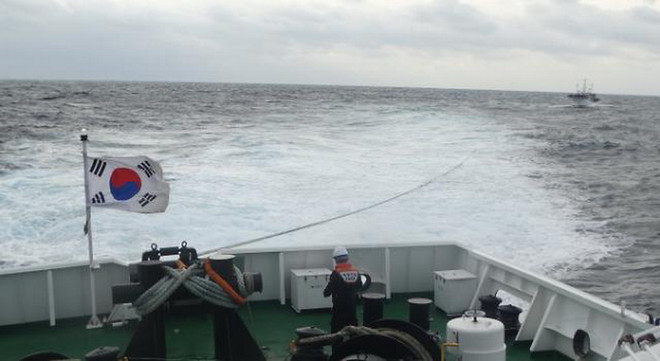 Hàn Quốc cứu hộ thành công 17 thủy thủ Việt Nam gặp nạn trên biển ảnh 1