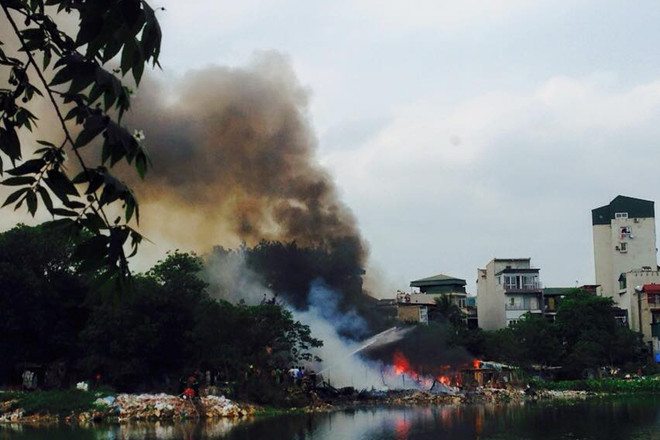 Hà Nội: Cháy dữ dội ở khu vực nhà tạm ven hồ Linh Quang ảnh 1