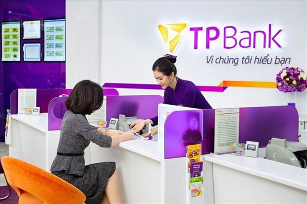 Khách hàng giao dịch tại ngân hàng. (Nguồn: TPBank) Moody's xác nhận xếp hạng tín nhiệm đối với bốn ngân hàng của Việt Nam ảnh 1