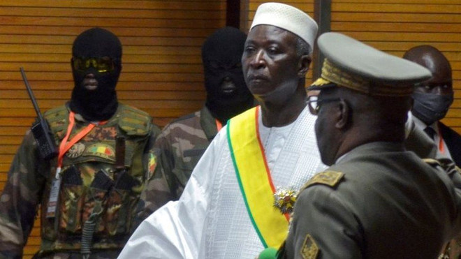 Tổng thống Bah Ndaw (giữa). (Nguồn: Reuters) Mali: Tổng thống Bah Ndaw và Thủ tướng Moctar Ouane từ chức ảnh 1