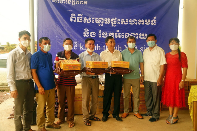 Đại diện các nhà hảo tâm ở Phnom Penh và Ta Keo đã tặng 100 suất quà (gạo, mỳ, khẩu trang phòng chống dịch COVID-19) cho bà con gốc Việt và Khmer ở tỉnh Kampot. (Ảnh: Trần Long/TTXVN) Khánh thành nhà sinh hoạt cộng đồng người gốc Việt tại tỉnh Kampot ảnh 1