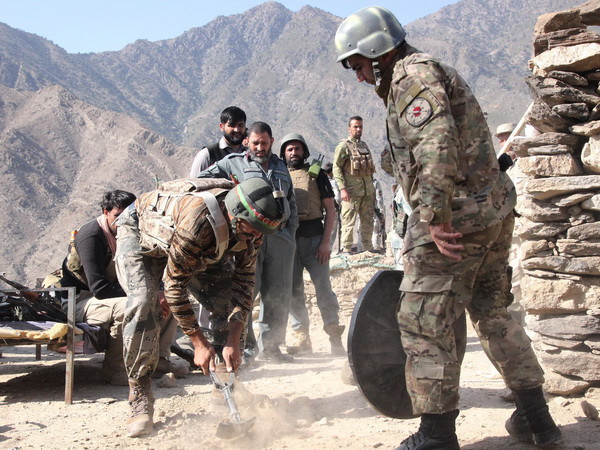 Đánh bom liều chết nhằm vào lực lượng an ninh Pakistan ảnh 1