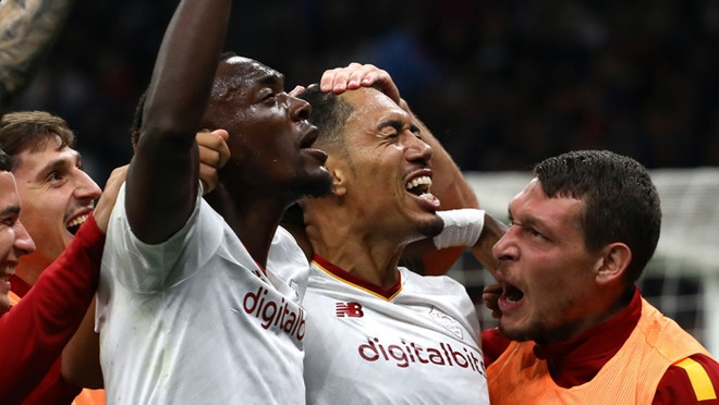 Chris Smalling lập công giúp AS Roma đánh bại Inter. (Nguồn: Getty Images) AS Roma ngược dòng đánh bại Inter trong ngày thiếu vắng Mourinho ảnh 1