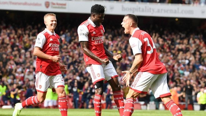 Premier League: Arsenal xây chắc ngôi đầu, Liverpool lại mất điểm ảnh 1