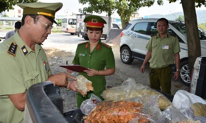 Rùng mình với hơn 80kg ruốc mốc thiu bày bán ở chợ đầu mối xứ Thanh ảnh 1