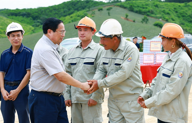 Thủ tướng Phạm Minh Chính công nhân thi công Dự án xây dựng tuyến đường Đông- Tây. (Ảnh: Dương Giang/TTXVN) thu_tuong_pham_minh_chinh_tham_co_so_san_xuat_du_an_giao_thong_trong_diem_tai_ninh_binh4.jpg