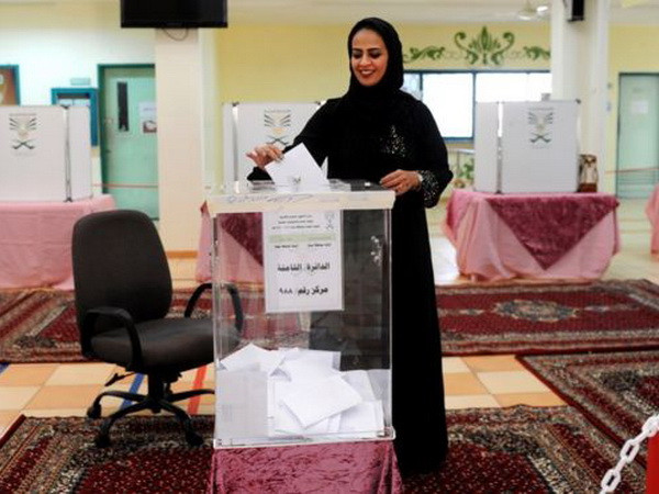 Phụ nữ Saudi Arabia lần đầu trúng cử vào hội đồng địa phương ảnh 1
