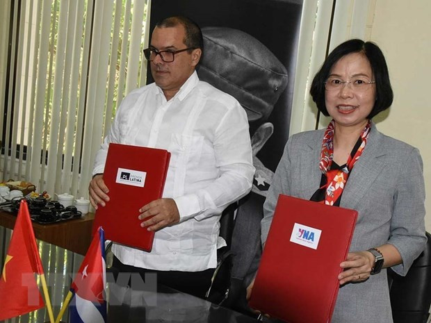 Tổng Giám đốc Thông tấn xã Việt Nam Vũ Việt Trang và Chủ tịch Prensa Latina Luis Enrique González Acosta ký thỏa thuận hợp tác mới. (Ảnh: Mai Phương/TTXVN) Chuyên gia Cuba: Chuyến thăm của Chủ tịch Quốc hội thành công vượt bậc ảnh 1