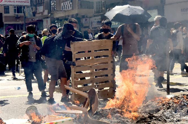 Cảnh sát Hong Kong thu giữ lượng lớn chất dễ cháy dùng để tạo bom xăng ảnh 1