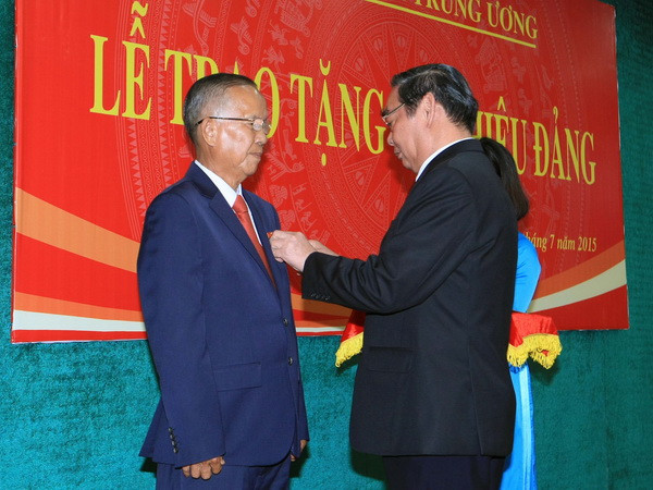 Trao Huy hiệu 50 năm tuổi Đảng tặng ông Trương Vĩnh Trọng ảnh 1