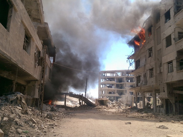 Khói bốc lên sau cuộc không kích ở thị trấn Daraya, khu vực bên ngoài thủ đô Damascus ngày 16/8. (Nguồn: AFP/TTXVN) Ngoại trưởng Syria, Iran thảo luận về tình hình ở Syria ảnh 1