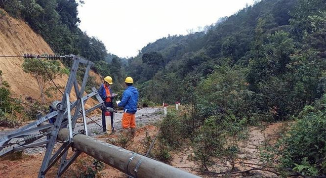 Ngành điện lực khẩn trương khắc phục mạng lưới điện bị hư hỏng tại Kon Tum. (Ảnh: Khoa Chương/TTXVN) Bão số 9: Các địa phương nỗ lực sửa chữa sự cố điện, đường giao thông ảnh 1