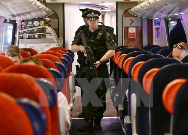 Bộ Nội vụ Anh nỗ lực hạn chế việc buôn bán hóa chất acid ảnh 1