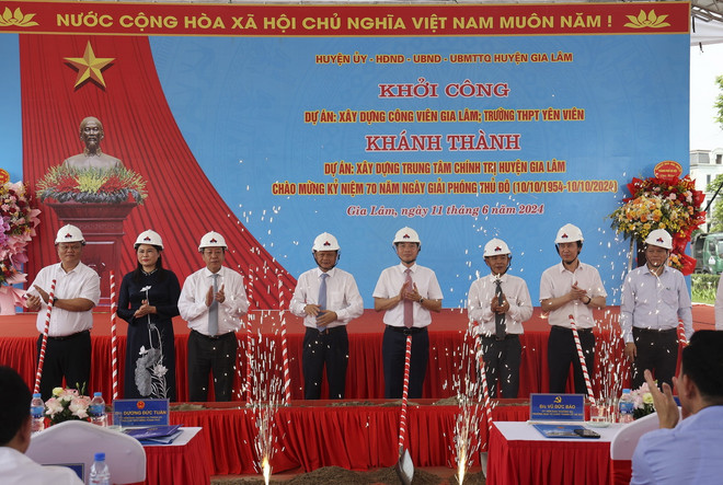 Các đại biểu thực hiện nghi thức khởi công dự án Công viên Gia Lâm. (Ảnh: Minh Nghĩa/TTXVN) ttxvn_cong vien gia lam (1).jpg