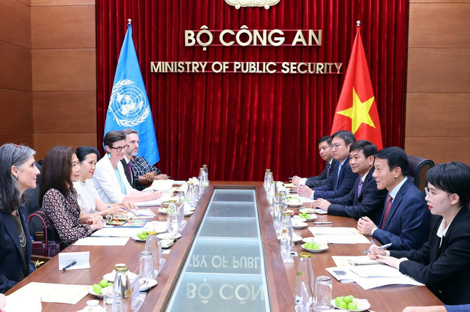 Thượng tướng Lương Tam Quang, Bộ trưởng Bộ Công an tiếp Điều phối viên Thường trú Liên hợp quốc tại Việt Nam Pauline Tamesis. (Ảnh: Phạm Kiên/TTXVN) ttxvn_luong tam quang (2).jpg