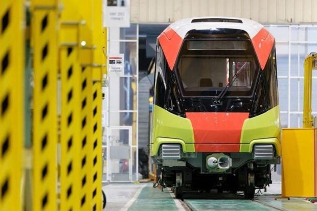 Đoàn tàu đường sắt đô thị Nhổn-ga Hà Nội đã được ra mắt tại nhà máy lắp ráp của Tập đoàn Alstom. (Ảnh: Ban Quản lý dự án đường sắt đô thị Hà Nội cung cấp) Khi nào đoàn tàu đường sắt đô thị Nhổn-ga Hà Nội về nước? ảnh 1