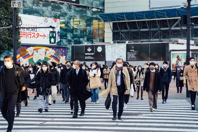 Người dân đeo khẩu trang phòng dịch COVID-19 tại Tokyo, Nhật Bản ngày 21/1/2021. (Ảnh: THX/TTXVN) Nhật Bản: Tokyo 4 ngày liên tiếp lập đỉnh về số ca mắc mới COVID-19 ảnh 1