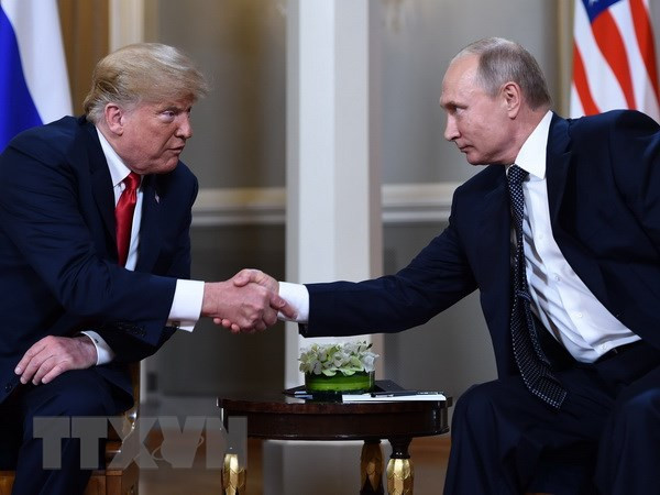 Tổng thống Nga Vladimir Putin (phải) và Tổng thống Mỹ Donald Trump tại hội nghị thượng đỉnh ở Helsinki, Phần Lan ngày 16/7. (Ảnh: AFP/TTXVN) Nga phản ứng về quyết định hủy cuộc gặp thượng đỉnh Trump-Putin ảnh 1