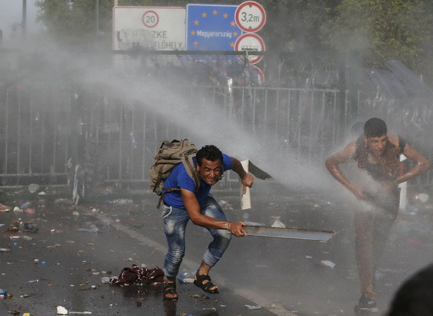 Hungary cho phép sử dụng quân đội giải quyết khủng hoảng di cư ảnh 1