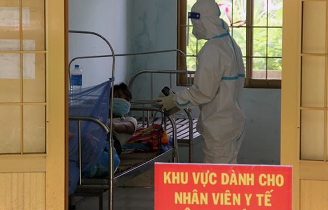Nhân viên y tế chăm sóc cho bệnh nhân COVID-19 tại Trung tâm Y tế huyện miền núi Sơn Hòa. (Ảnh: Xuân Triệu/TTXVN) Phú Yên: Hiệu quả trong điều trị bệnh nhân COVID-19 ở tuyến y tế cơ sở ảnh 1