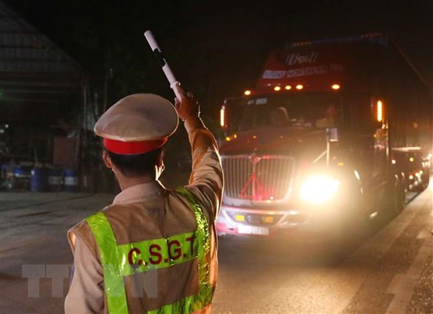 Lực lượng chức năng kiểm tra, kiểm soát các phương tiện giao thông vào Hà Nội. (Ảnh: Phạm Kiên/TTXVN) Hà Nội: Yêu cầu gần 3.000 lượt phương tiện không ra, vào thành phố ảnh 1