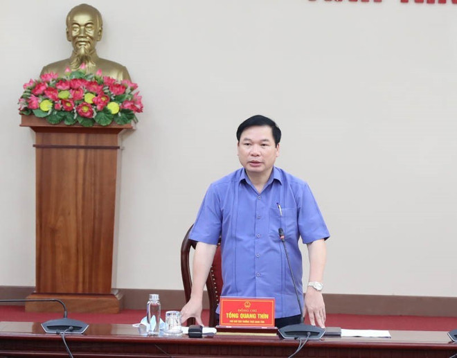 Ông Tống Quang Thìn, Phó Chủ tịch Thường trực UBND tỉnh, Phó Trưởng Ban chỉ đạo phòng chống dịch COVID -19 tỉnh phát biểu tại Hội nghị. (Ảnh: Thùy Dung/TTXVN) Ninh Bình triển khai đón người dân từ một số tỉnh, thành phía Nam ảnh 1