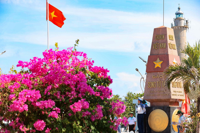 Sắc hoa thắm trên đảo Song Tử Tây. (Ảnh: Hoàng Hiếu/ TTXVN) TTXVN_1205Truongsa9.jpg