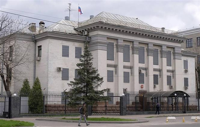 Quang cảnh đại sứ quán Nga ở Ukraine ngày 19/4/2021. (Ảnh: TASS/TTXVN) Nga, Anh mong muốn hội đàm an ninh để giảm căng thẳng ở châu Âu ảnh 1
