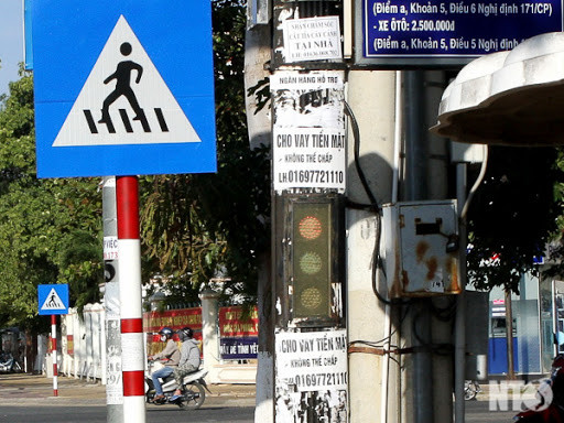 Treo quảng cáo ở cột điện có thể bị phạt đến 2 triệu đồng ảnh 1